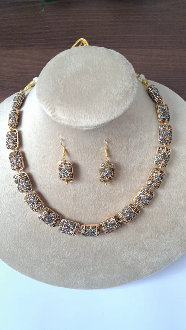 Stylish_Beaded_Necklace
