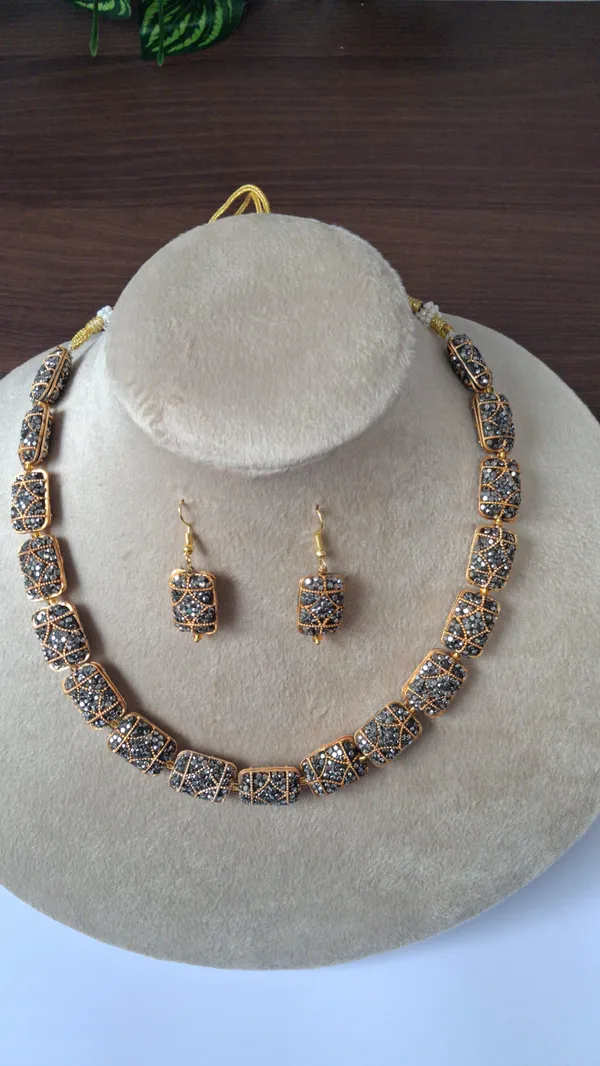 Stylish_Beaded_Necklace