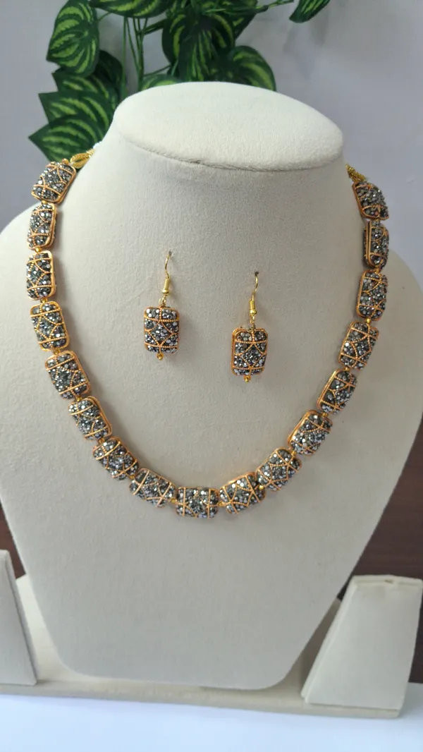 Stylish_Beaded_Necklace