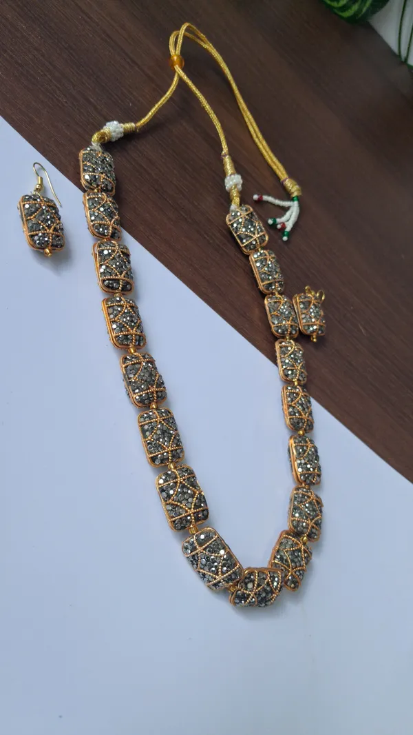 Stylish_Beaded_Necklace