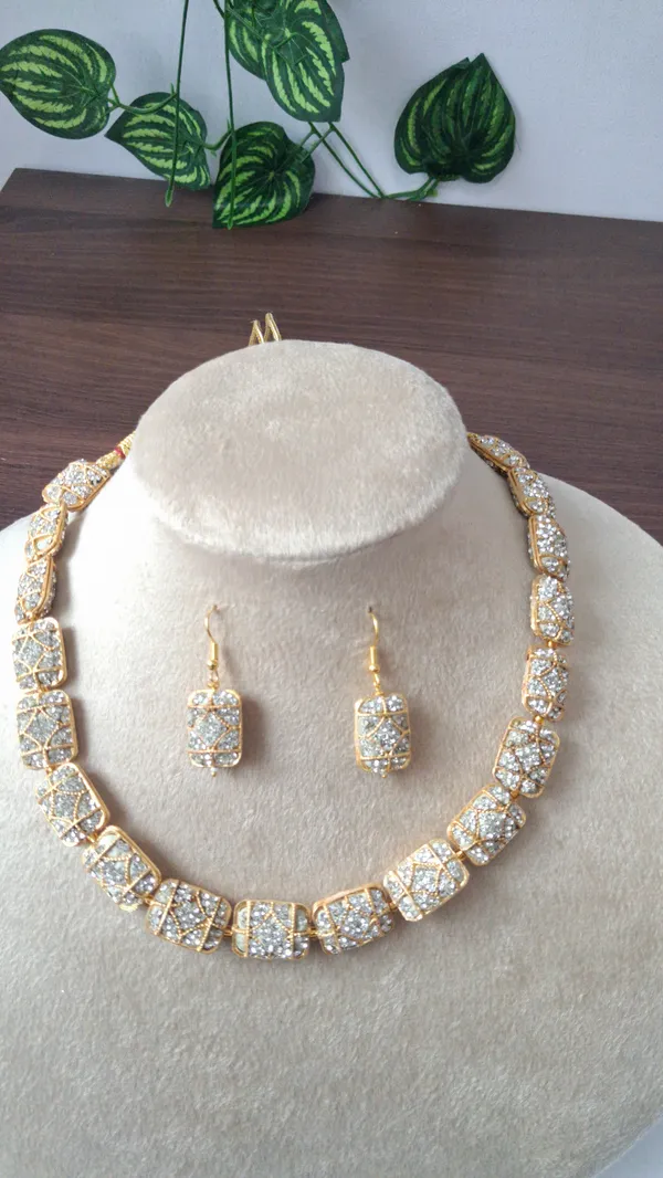 Elegant_Pearl_Beaded_Necklace