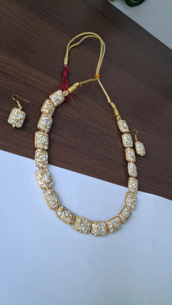 Elegant_Pearl_Beaded_Necklace