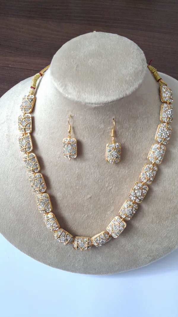 Elegant_Pearl_Beaded_Necklace