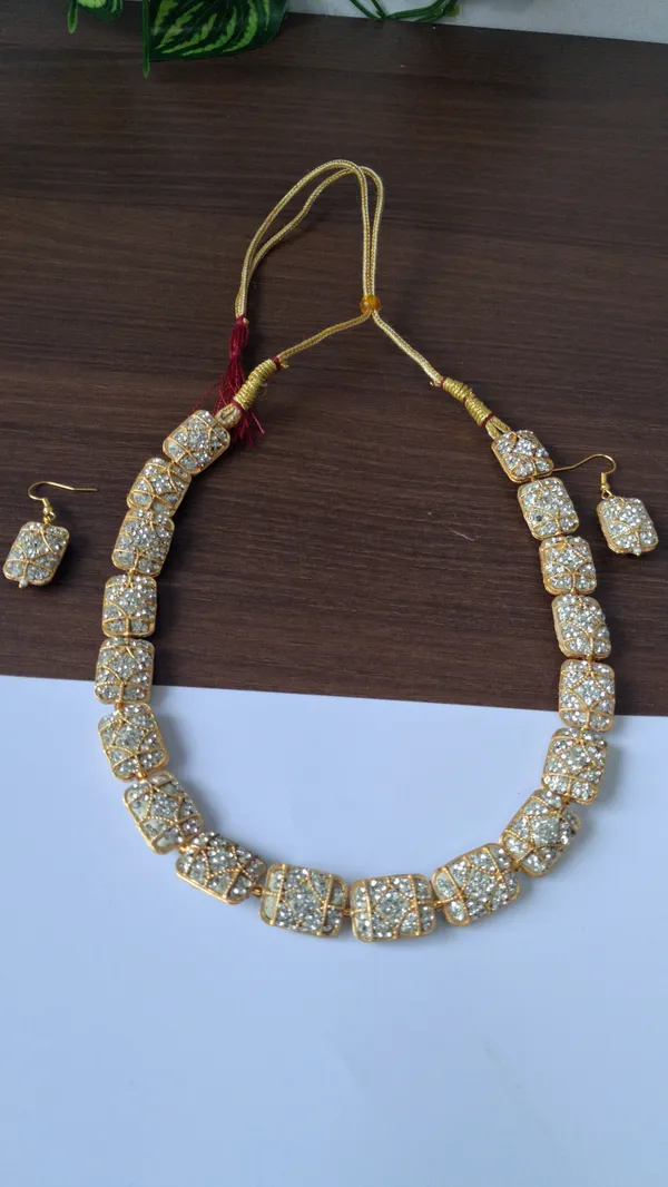 Elegant_Pearl_Beaded_Necklace