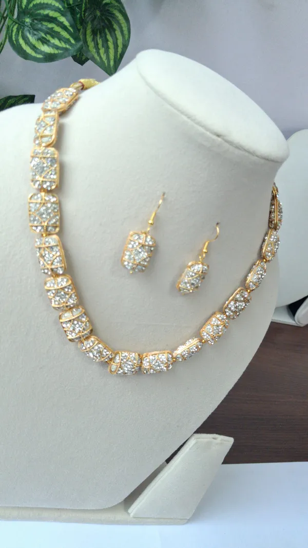 Elegant_Pearl_Beaded_Necklace