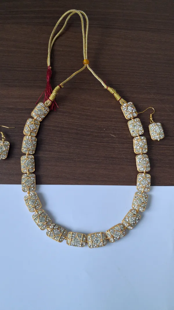 Elegant_Pearl_Beaded_Necklace