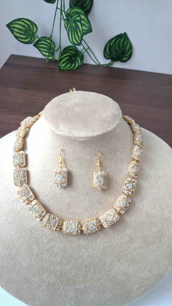 Elegant_Pearl_Beaded_Necklace
