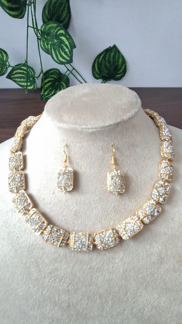 Elegant_Pearl_Beaded_Necklace
