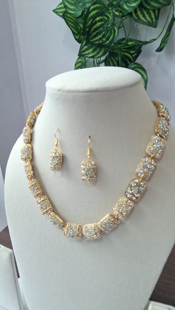 Elegant_Pearl_Beaded_Necklace