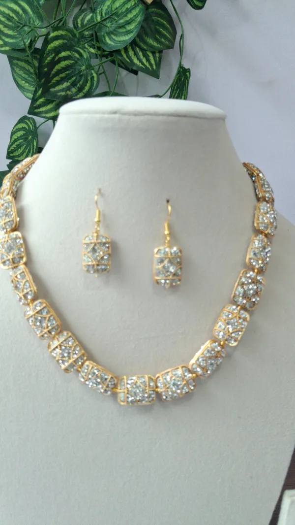 Elegant_Pearl_Beaded_Necklace