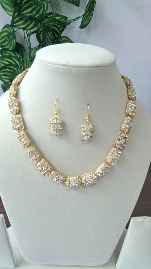 Elegant_Pearl_Beaded_Necklace