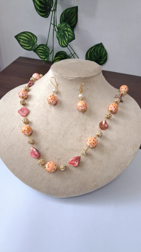Elegant_Pearl_Deco_Beaded_Necklace