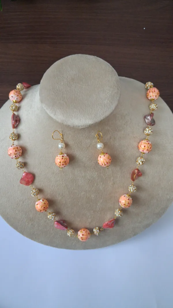 Elegant_Pearl_Deco_Beaded_Necklace