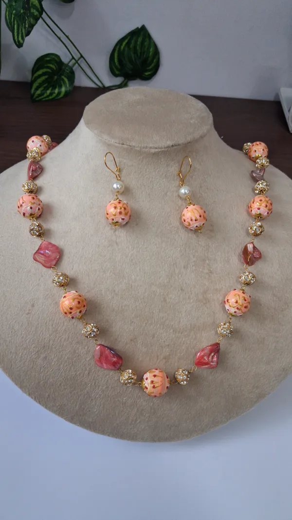 Elegant_Pearl_Deco_Beaded_Necklace