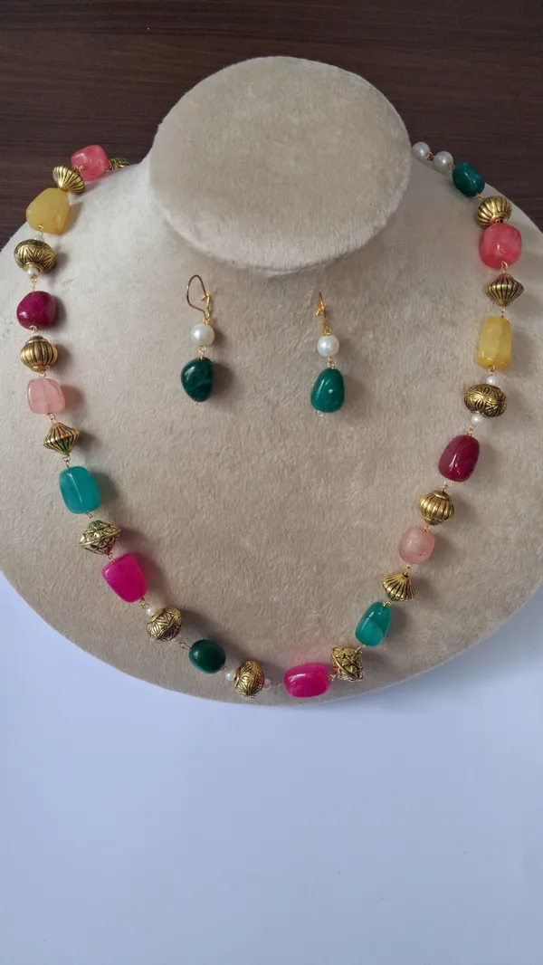 Elegant_Pearl_Beaded_Necklace