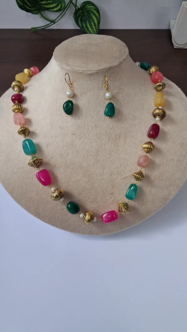 Elegant_Pearl_Beaded_Necklace