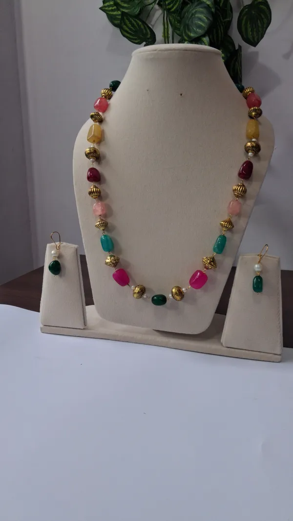 Elegant_Pearl_Beaded_Necklace