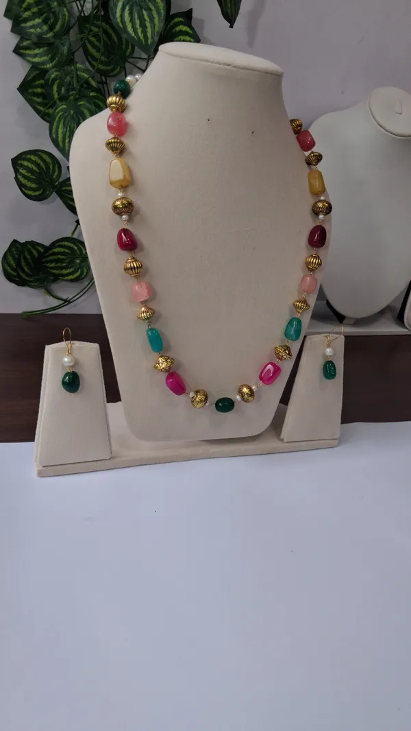 Elegant_Pearl_Beaded_Necklace