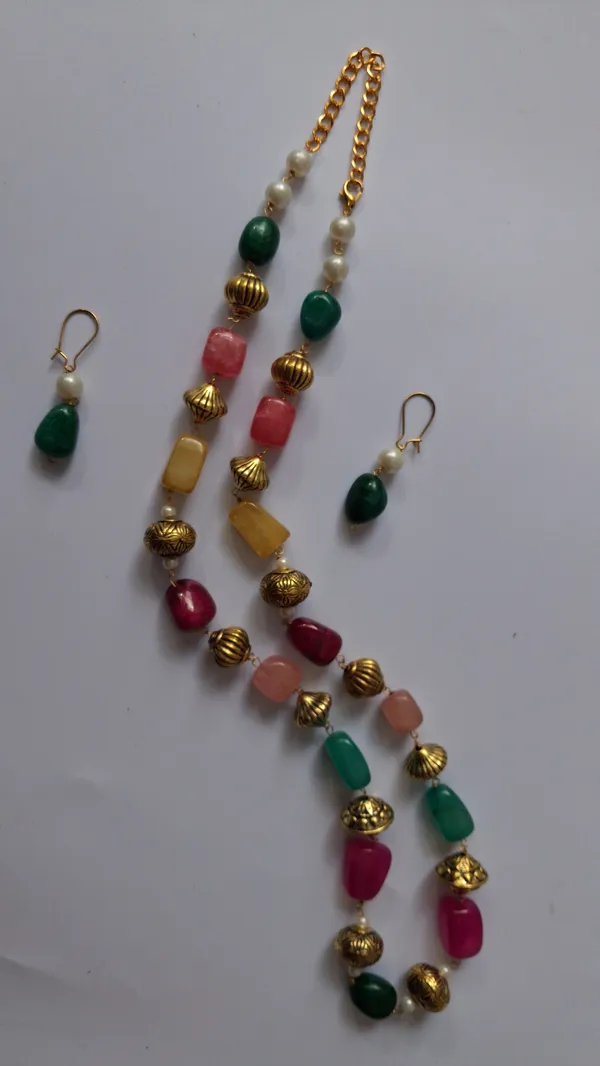 Elegant_Pearl_Beaded_Necklace
