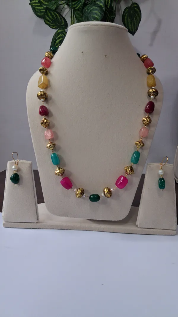Elegant_Pearl_Beaded_Necklace