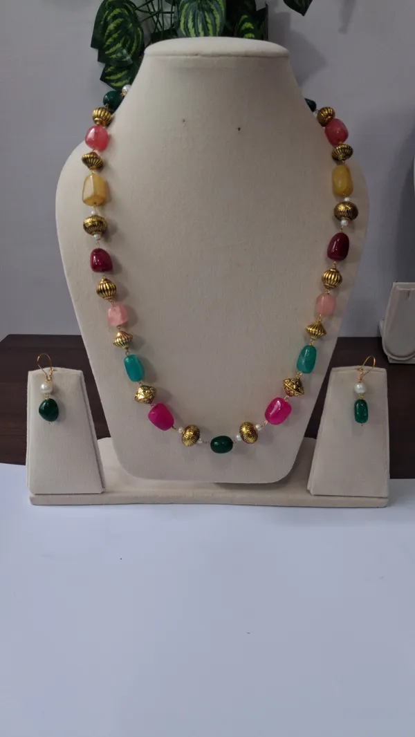 Elegant_Pearl_Beaded_Necklace