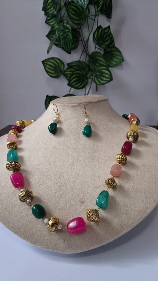 Elegant_Pearl_Beaded_Necklace