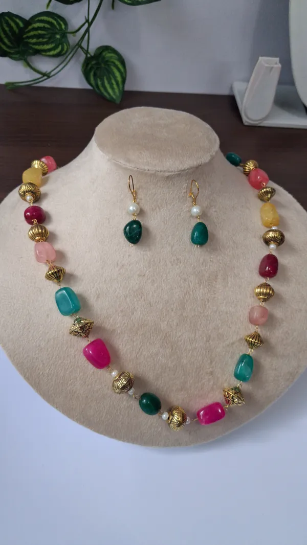 Elegant_Pearl_Beaded_Necklace