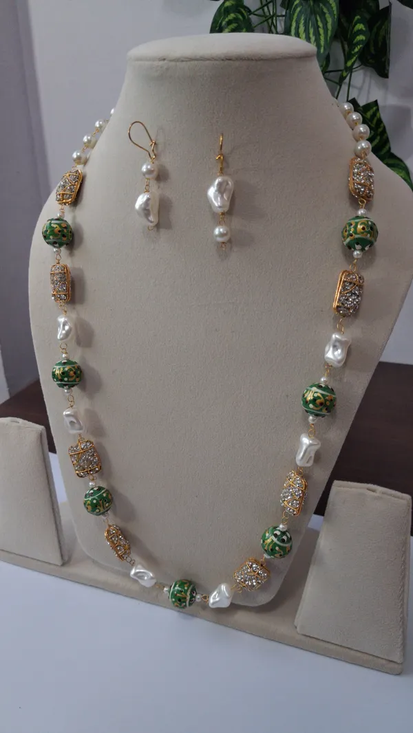 Elegant_Zircon_Pearl_Necklace
