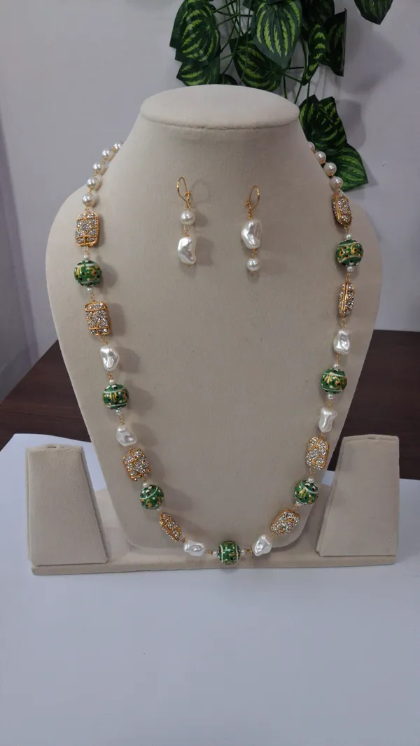 Elegant_Zircon_Pearl_Necklace