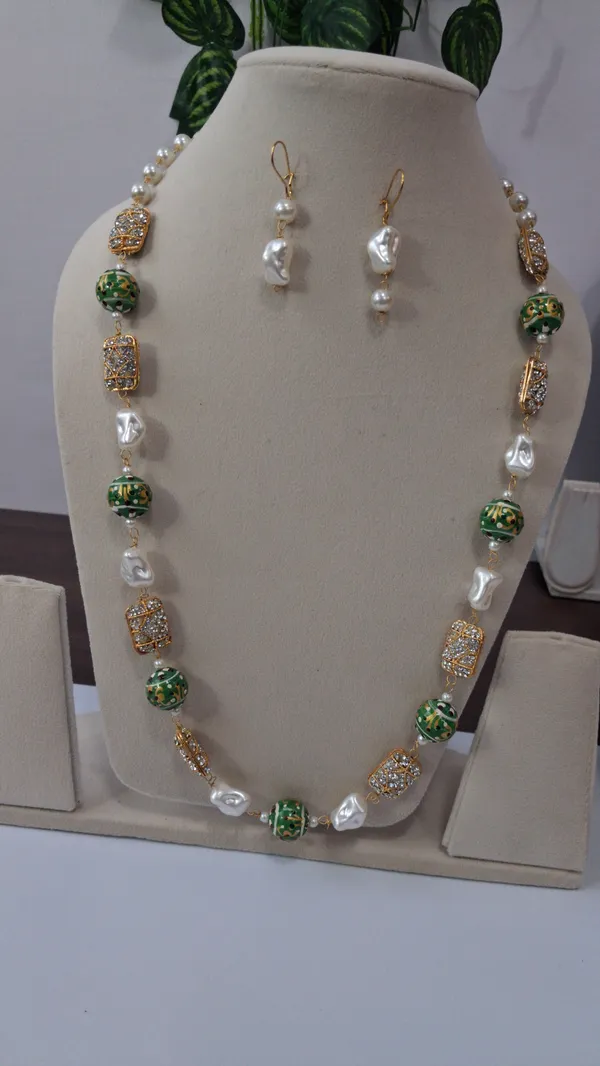 Elegant_Zircon_Pearl_Necklace