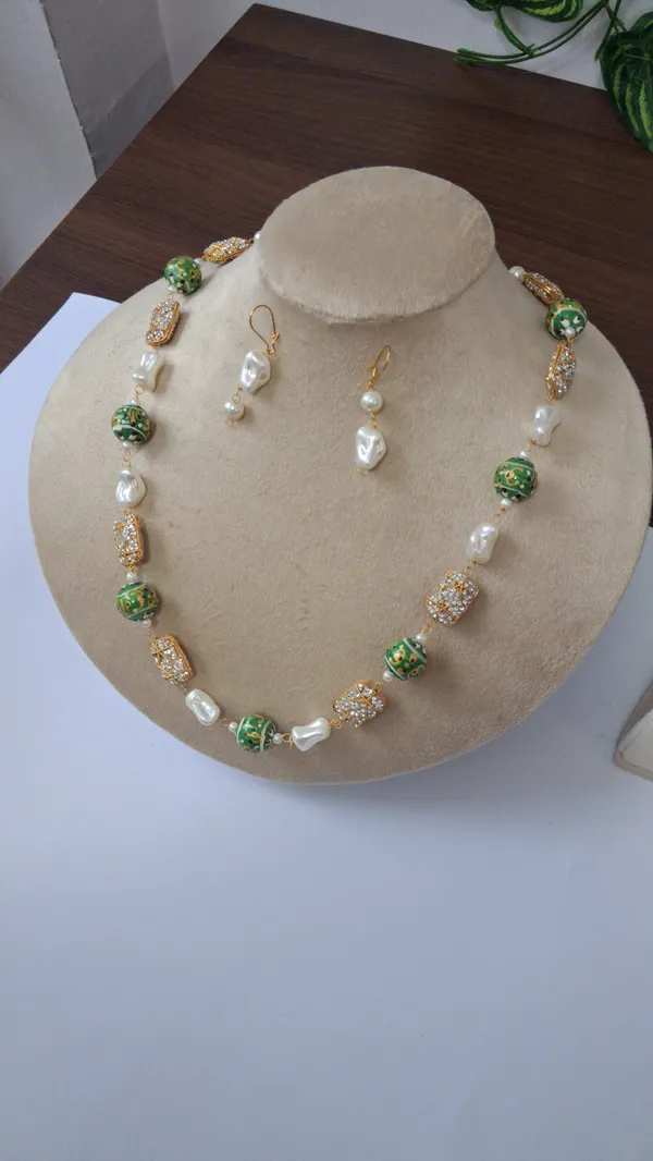 Elegant_Zircon_Pearl_Necklace