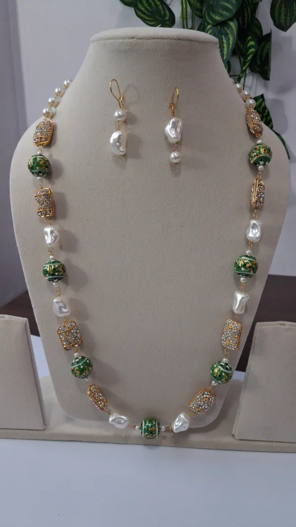 Elegant_Zircon_Pearl_Necklace