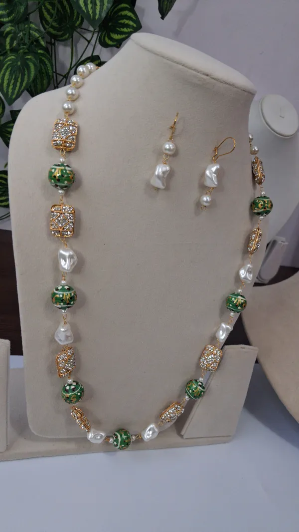 Elegant_Zircon_Pearl_Necklace