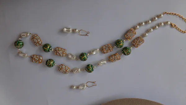 Elegant_Zircon_Pearl_Necklace