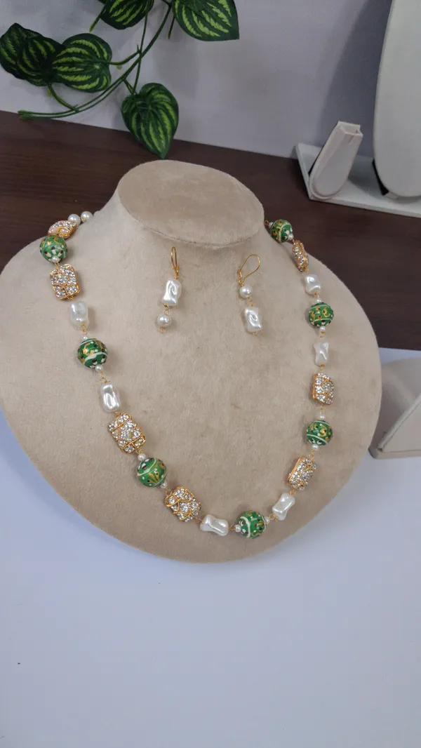 Elegant_Zircon_Pearl_Necklace