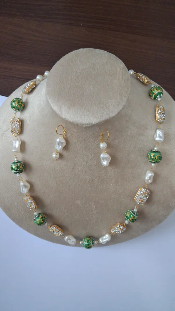 Elegant_Zircon_Pearl_Necklace