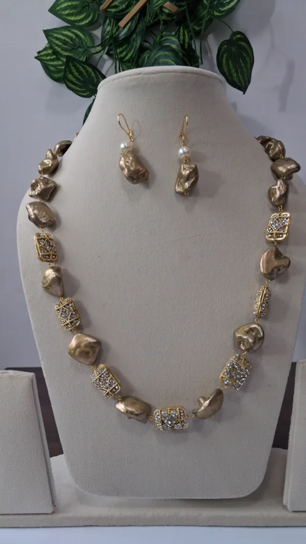 Gold_White_Cubic_Zirconia_Pearl_Statement_Necklace_For_Women