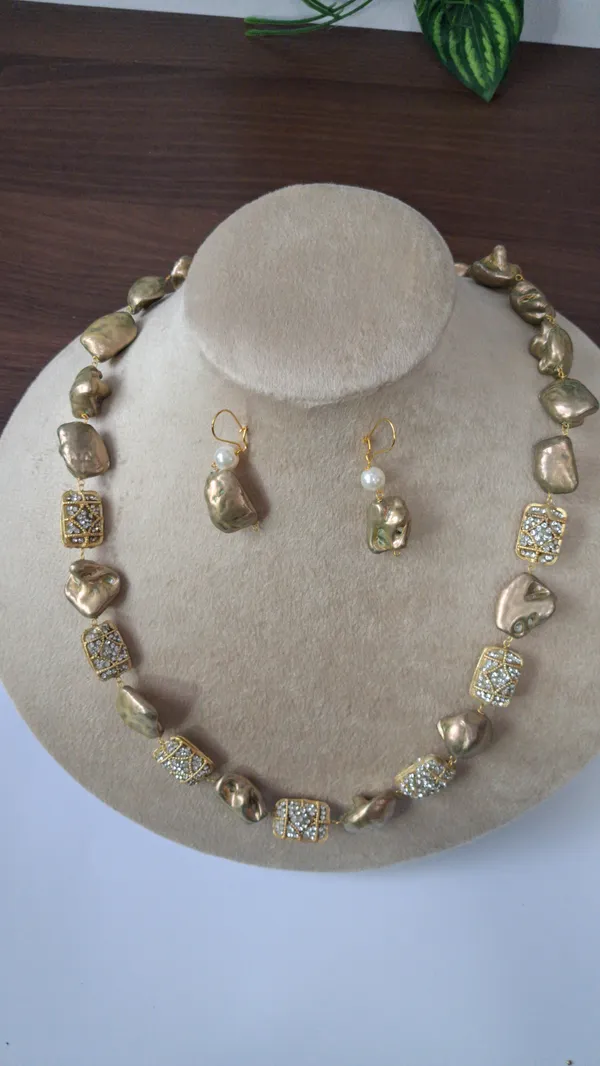 Gold_White_Cubic_Zirconia_Pearl_Statement_Necklace_For_Women