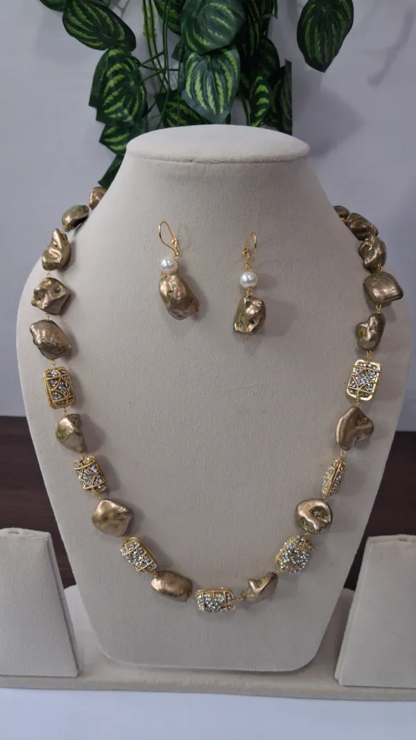 Gold_White_Cubic_Zirconia_Pearl_Statement_Necklace_For_Women