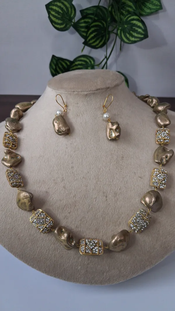 Gold_White_Cubic_Zirconia_Pearl_Statement_Necklace_For_Women
