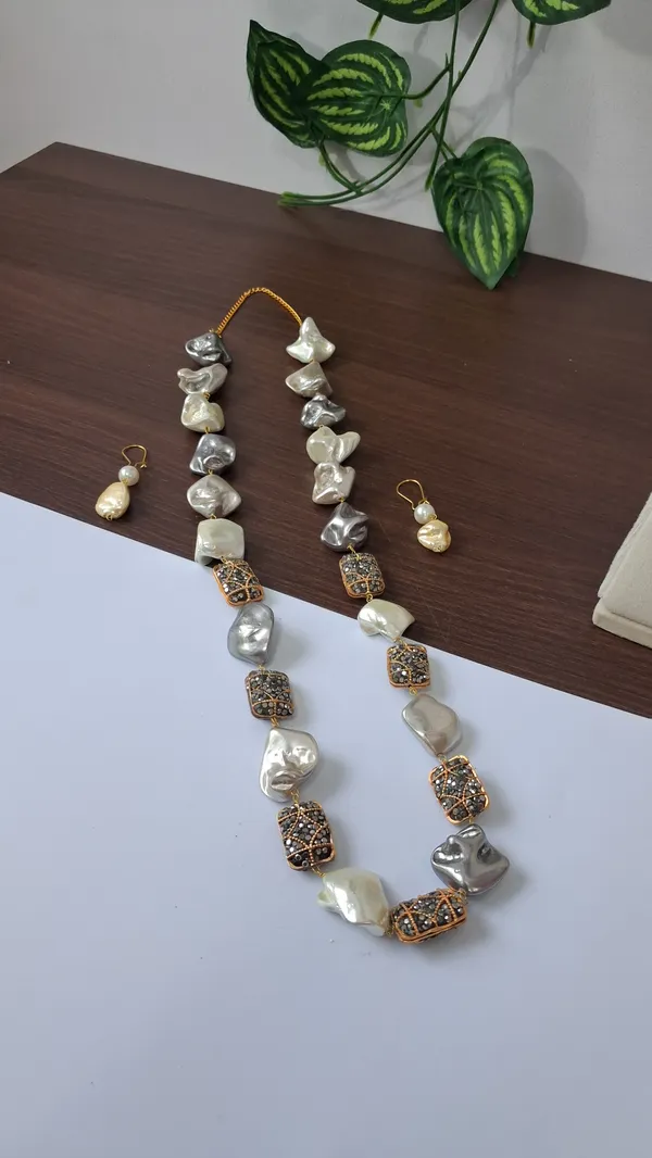 Elegant_Enamel_Stone_Necklace