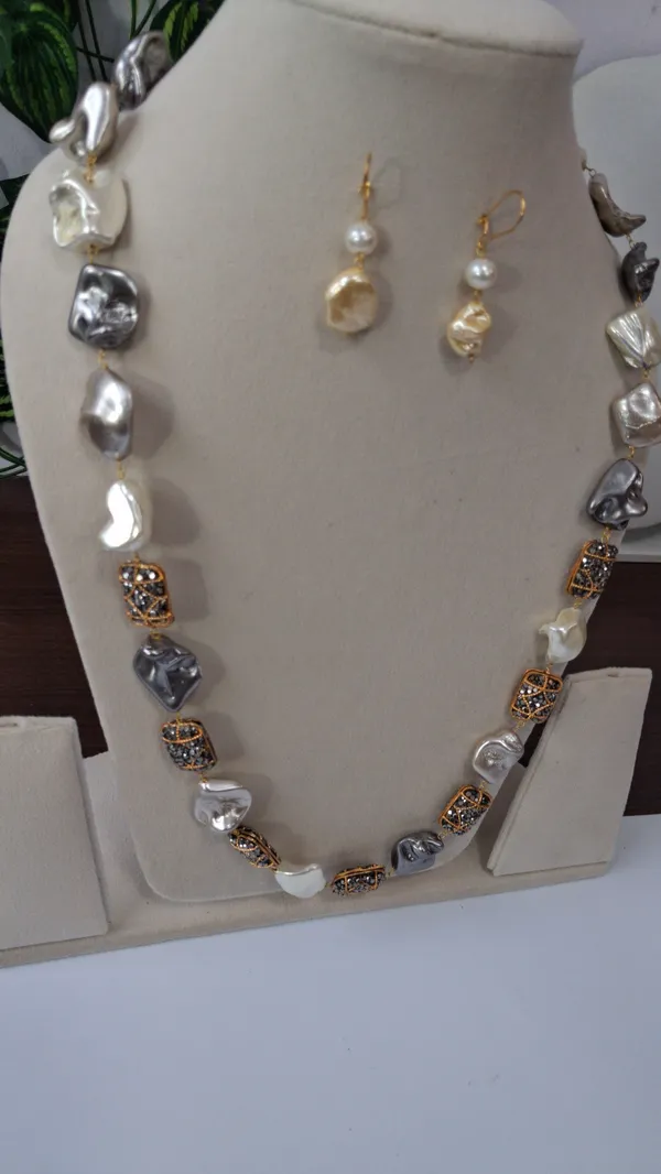 Elegant_Enamel_Stone_Necklace