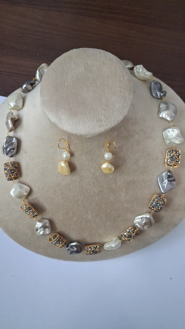 Elegant_Enamel_Stone_Necklace