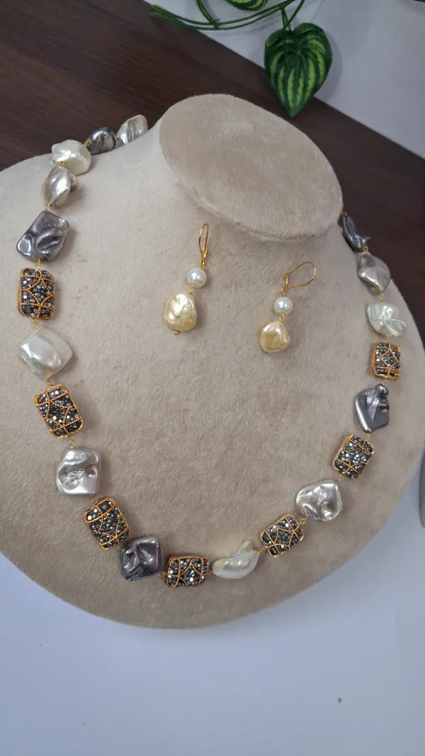 Elegant_Enamel_Stone_Necklace