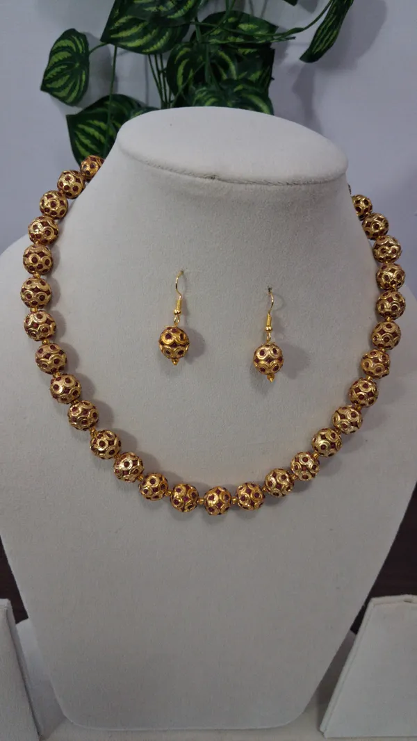 Elegant_Beaded_Statement_Necklace