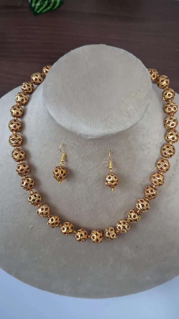 Elegant_Beaded_Statement_Necklace