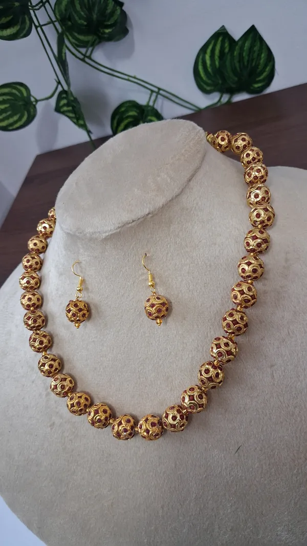 Elegant_Beaded_Statement_Necklace