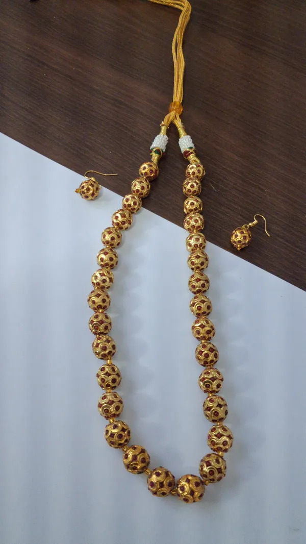 Elegant_Beaded_Statement_Necklace