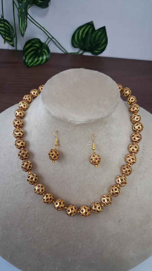 Elegant_Beaded_Statement_Necklace