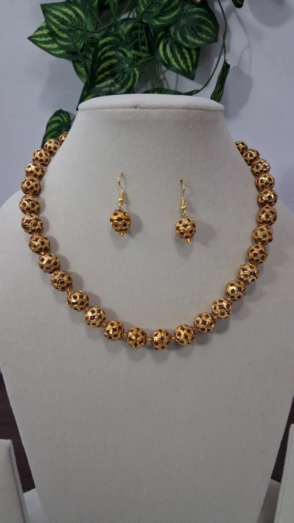 Elegant_Beaded_Statement_Necklace